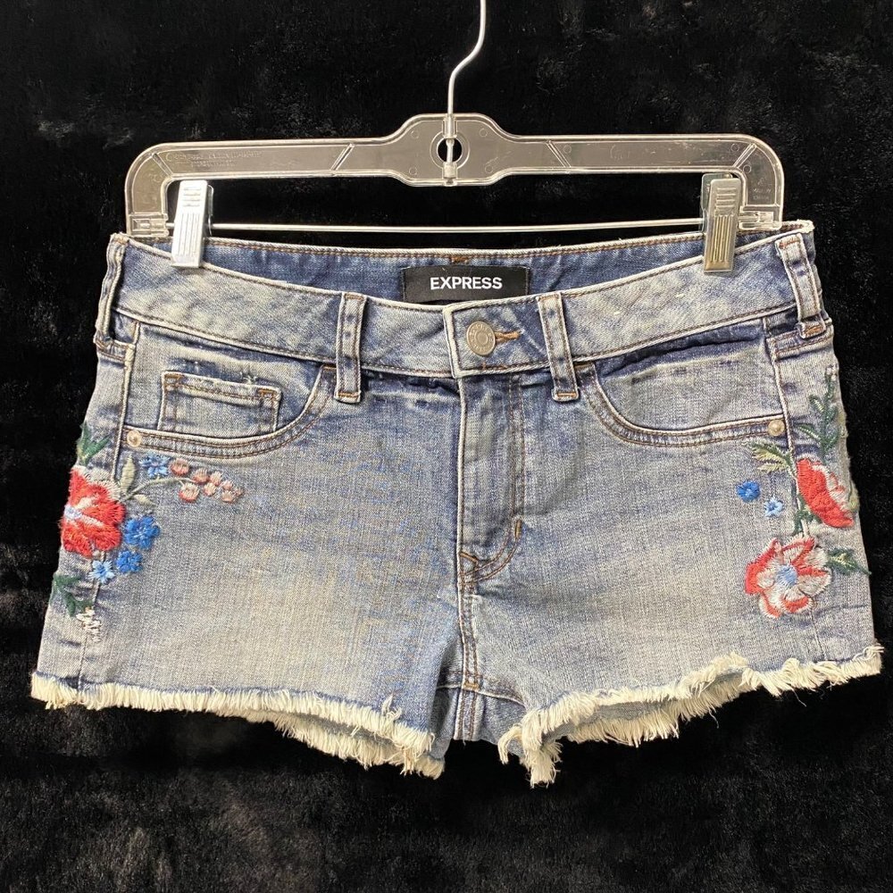 express embroidered Flowers shortie relaxed low rise